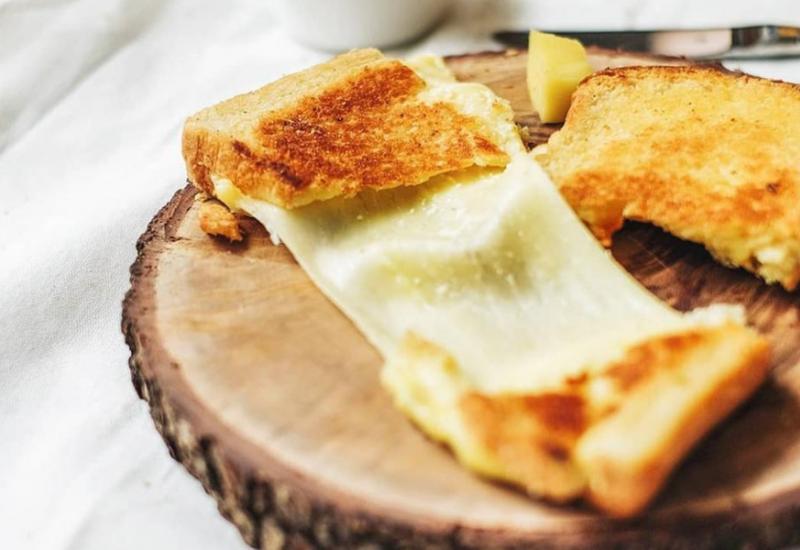 Isprobajte recept za tost sa sirom iz tave: Sjajan okus daje jedan novi sastojak